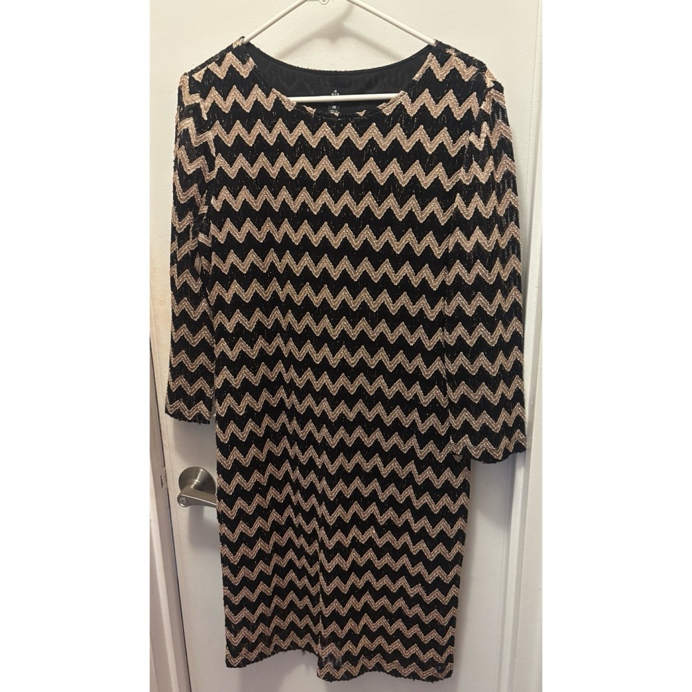 Ronni Nicole Chevron Patterned Black & Gold Dress
